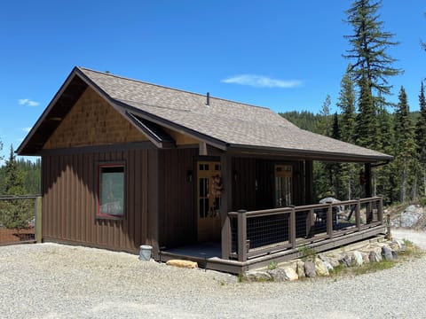 Exterior Logan Pointe cabin, entry and front porch.