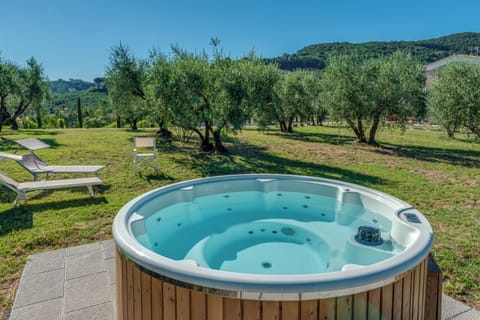Outdoor spa tub