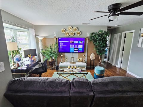 Livingroom
65" TV