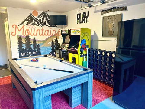 Epic game room! Pool/Ping Pong, arcades, games, fridge, smart TV. 