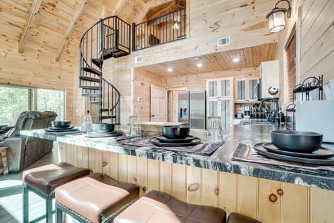 Breakfast Bar | Main Floor