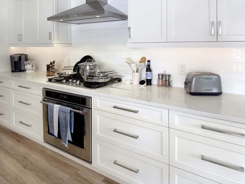 Coffee, toaster, timer, utensils and many more useful kitchen items included