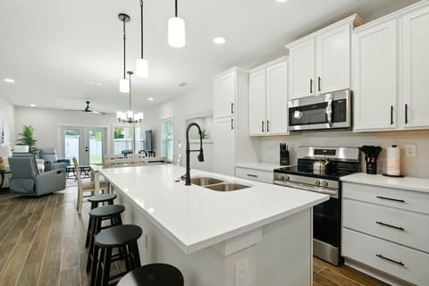 Kitchen Island with 4 stools

