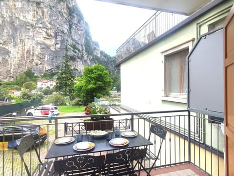 Furniture, Chair, Balcony, Kitchen & Dining Room Table, Houseplant, Coffee Table