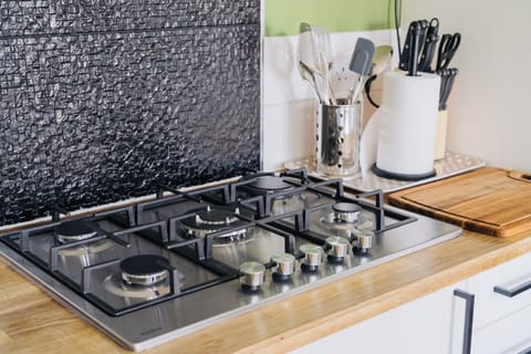 New gas cooker and knife set