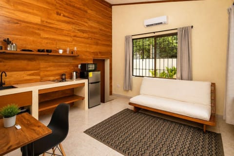 Este espacio con aire acondicionado, ventilador de techo y cortinas blackout. Recuerda reservar para 3 personas en caso de requerir el sofa cama listo para cama con almohadas.
Tambien es un excelente Sillón agradable para pasar un tiempo de lectura 