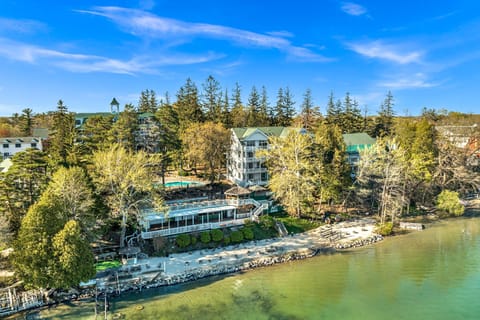 Exterior pool and Beach