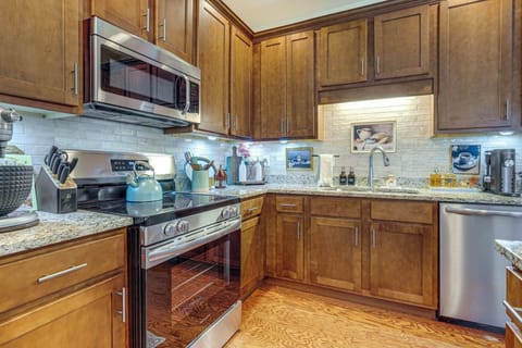 Kitchen | Refrigerator | Breakfast Bar