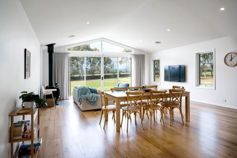Spacious living, mountain views, large kitchen, patio, 65" TV, wood & ducted heating