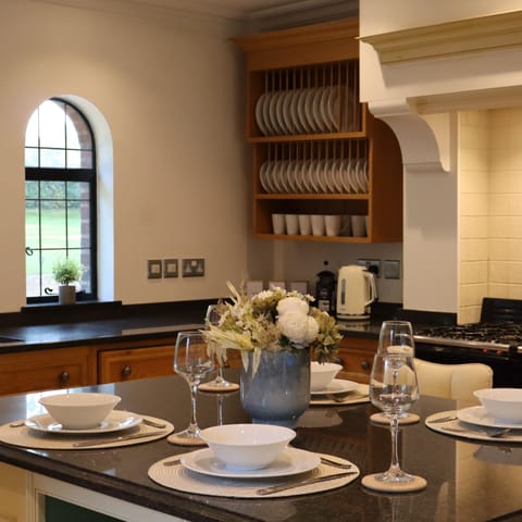 Kitchen / Breakfast Bar