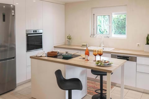 Kitchen Bar with Seating for 2
Whether you're having breakfast or sipping wine, the bar offers a casual dining option with natural light and garden views.