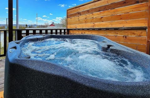 Spa/Jacuzzi Privé - Disponible à l'année et accessible directement sur le balcon tout près de votre porte.