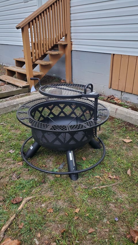 Fire Pit - wood available upon request PRIOR to arrival.