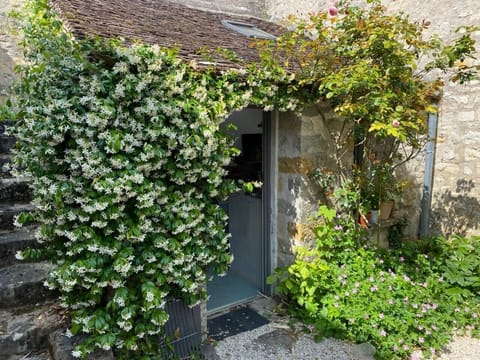 porte cuisine donnant sur la cour/kitchen door giving access to the courtyard