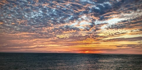 Breathtaking ocean sunset views for serene evenings