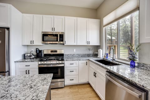 Kitchen | Cooking Basics | Main Level