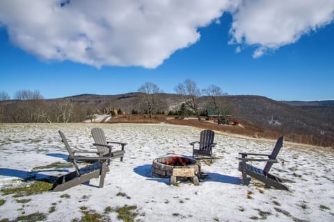 As the sun sets, gather around the firepit at Skywalker Meadow—where open meadows, starry skies, and warm flames set the scene for unforgettable moments.