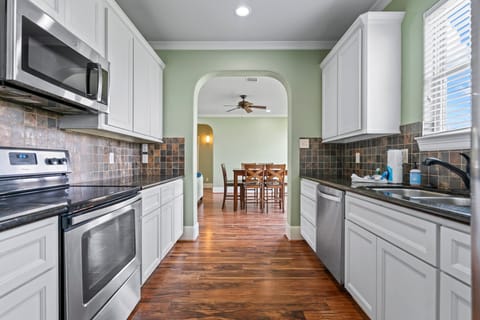 Kitchen with all you could need for your vacation.