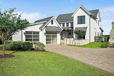 Perched atop a scenic ridge, this stunning getaway offers panoramic views of Lake Travis and the Texas Hill Country.