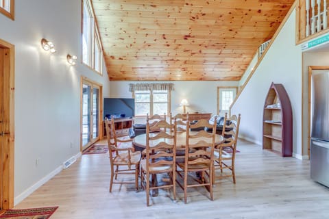 Dining Area | Dishware/Flatware Provided | Main Floor