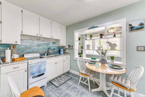 Kitchen | Dining Area | Cooking Basics | Single-Story Apartment