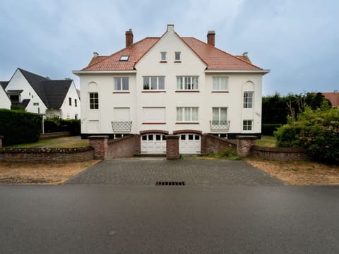 Window, House, Residential Area, Home, Roof, Suburb, Driveway, Hedge, Chimney