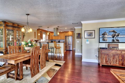 Welcome to Comfort Cove - beautiful interior!