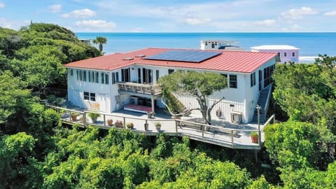Secluded home with 360° views