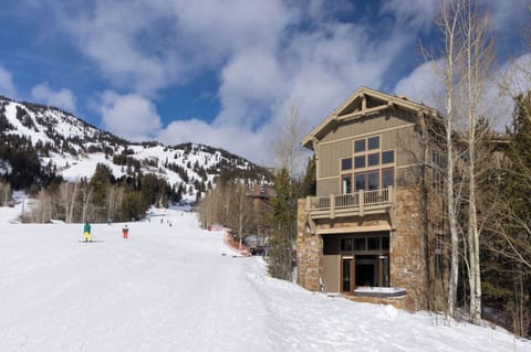 Ski In / Ski Out with Private Patio and Hot Tub