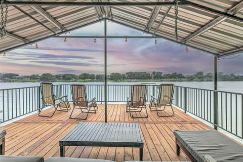 Relax at Lakeside Luxe!