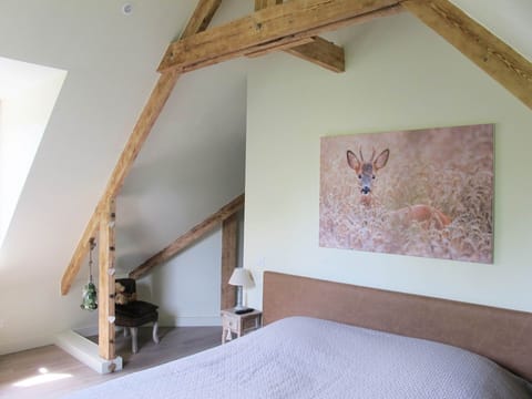 Plafond cathédrale et poutres apparentes. Vue sur l'Abbaye du Mont des Cats.