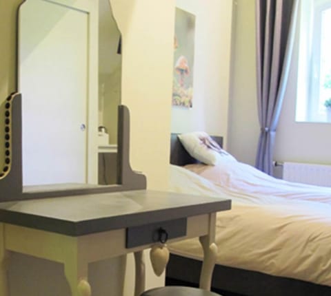 Plafond cathédrale et poutres apparentes. Vue sur le Bois où les Écureuils viennent jouer à cache-cache.