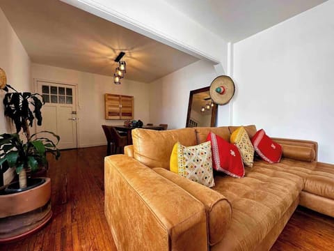 Sofá (vista desde sala de entretenimiento, planta, mesa con 4 sillas, espejo, cantina, focos)