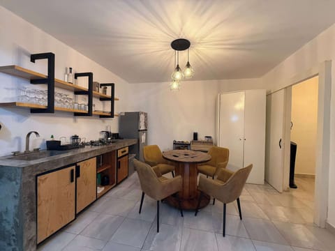 Foto panoramica de comedor 4 plazas y cocina totalmente equipada