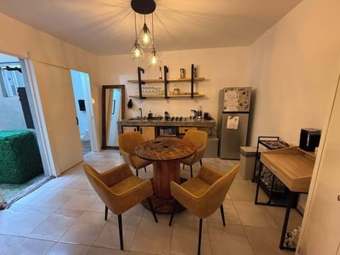 Comedor y acceso a patio trasero