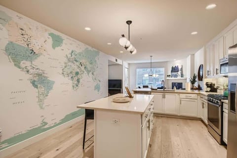 Open and airy full stocked kitchen 