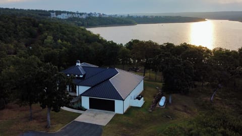 Enjoy you lake house with access to private boat slip