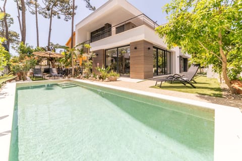 Private pool and modern house terrace — Villa Aroeira Village, holiday villa in Aroeira