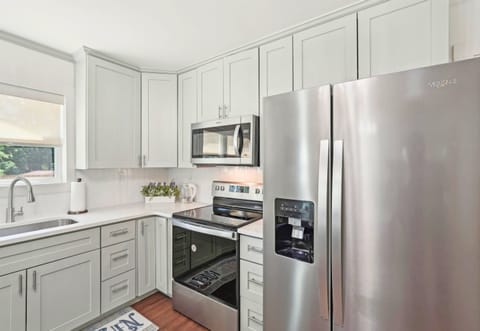 Stainless steel everything and modern finishes throughout. Cooking here will be a dream.