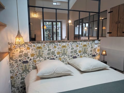 Comfortable Queen size bed (160x200) under large roof window. 