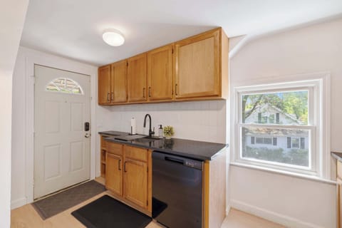 Bright, Clean & Cozy Newly-Renovated 2BR! Welcome! Apartment in Ypsilanti