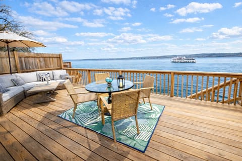 New Deck with comfy sectional couch, dining table w 4 chairs, gas bbq weber 