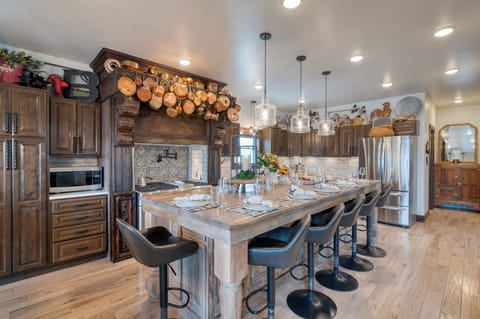 Enjoy casual dining and conversations at the kitchen counter.