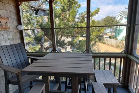 CV7: North Point l Screened Porch