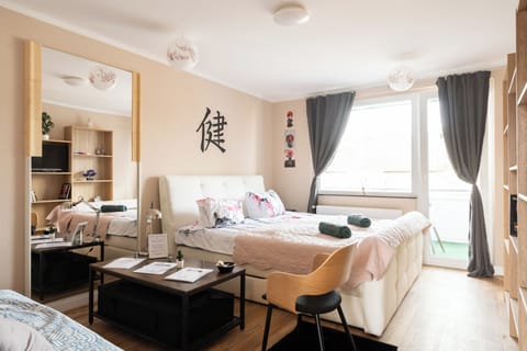 Helles Schlafzimmer mit Kingsize-Bett, Balkonzugang und viel Stauraum.