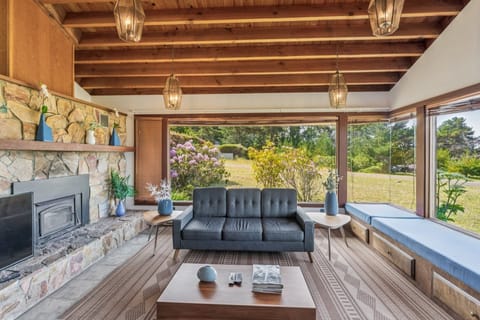 Indoors, Furniture, Living Room, Couch, Coffee Table