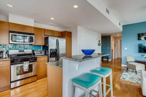 Bartop into the kitchen 