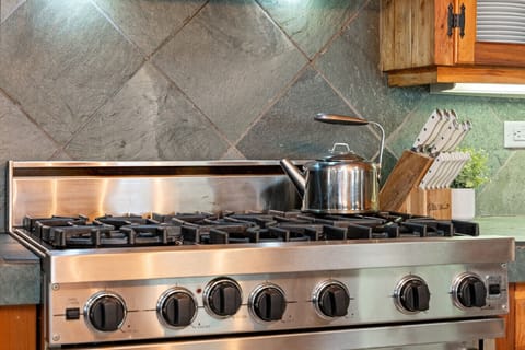 Cook like a pro with a top-tier gas range, stainless kettle, and full knife set—this well-equipped kitchen is ready for anything from morning tea to gourmet meals.