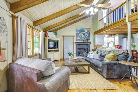 Living Room | Free WiFi | Smart TV | Gas Fireplace | Main Level