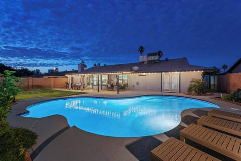 Beautiful ULTRA Private backyard with heated swimming pool